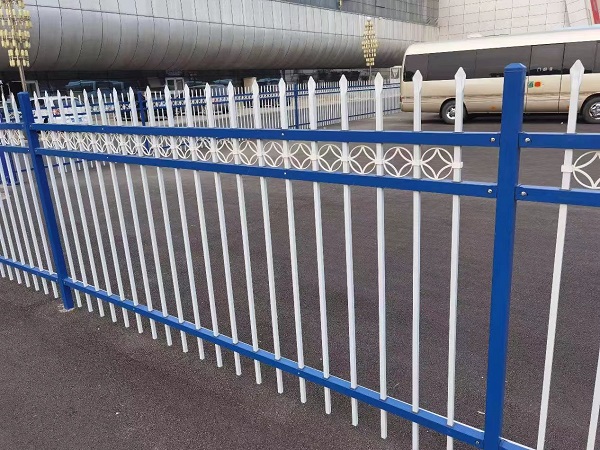 鋅鋼護(hù)欄(三道橫梁加花)35