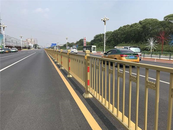 城市道路金色護(hù)欄(施工案例)27